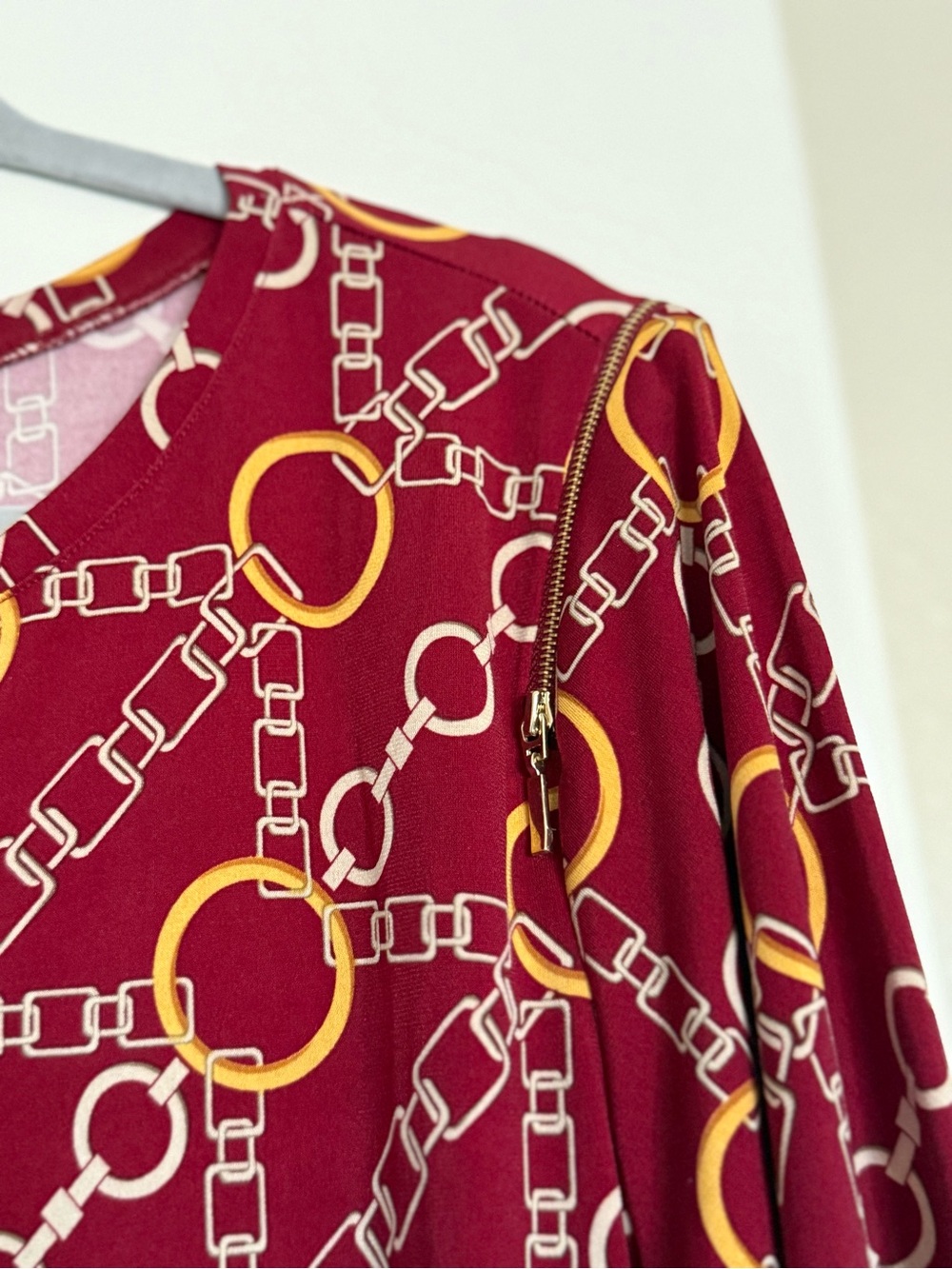 Susan Graver Burgundy Long Sleeve Liquid Knit Chain Pattern.Gold Zipper Shoulder - Picture 6 of 11